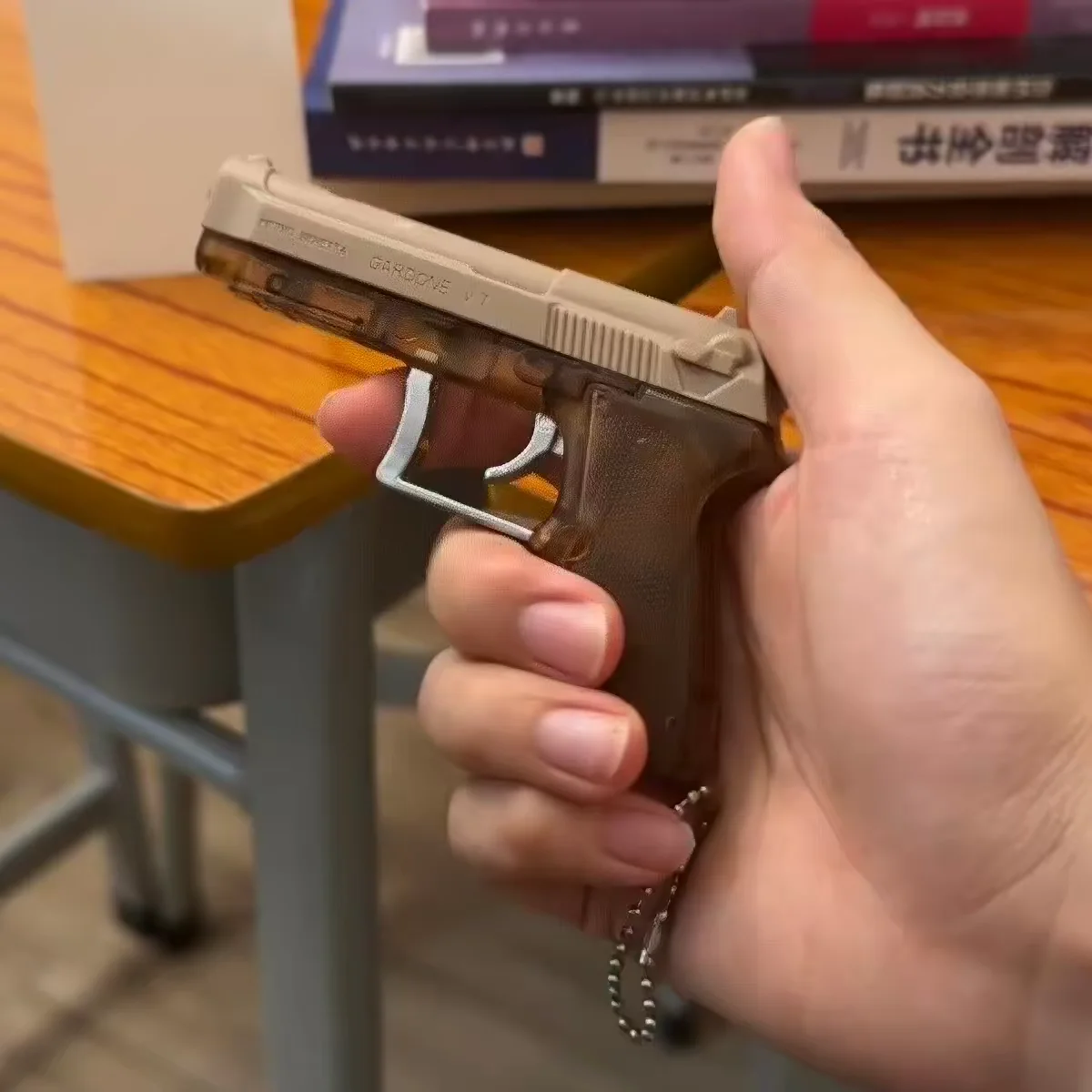 Shock Pen Prank Toy - พวงกุญแจปืนของเล่นแกล้งคนสุดฮา, อุปกรณ์แกล้งคนแบบพกพา, ของเล่นแกล้งที่ไม่เป็นอันตรายสำหรับงานปาร์ตี้ผู้ชาย, ของขวัญเซอร์ไพรส์สุดสนุกสำหรับเพื่อน