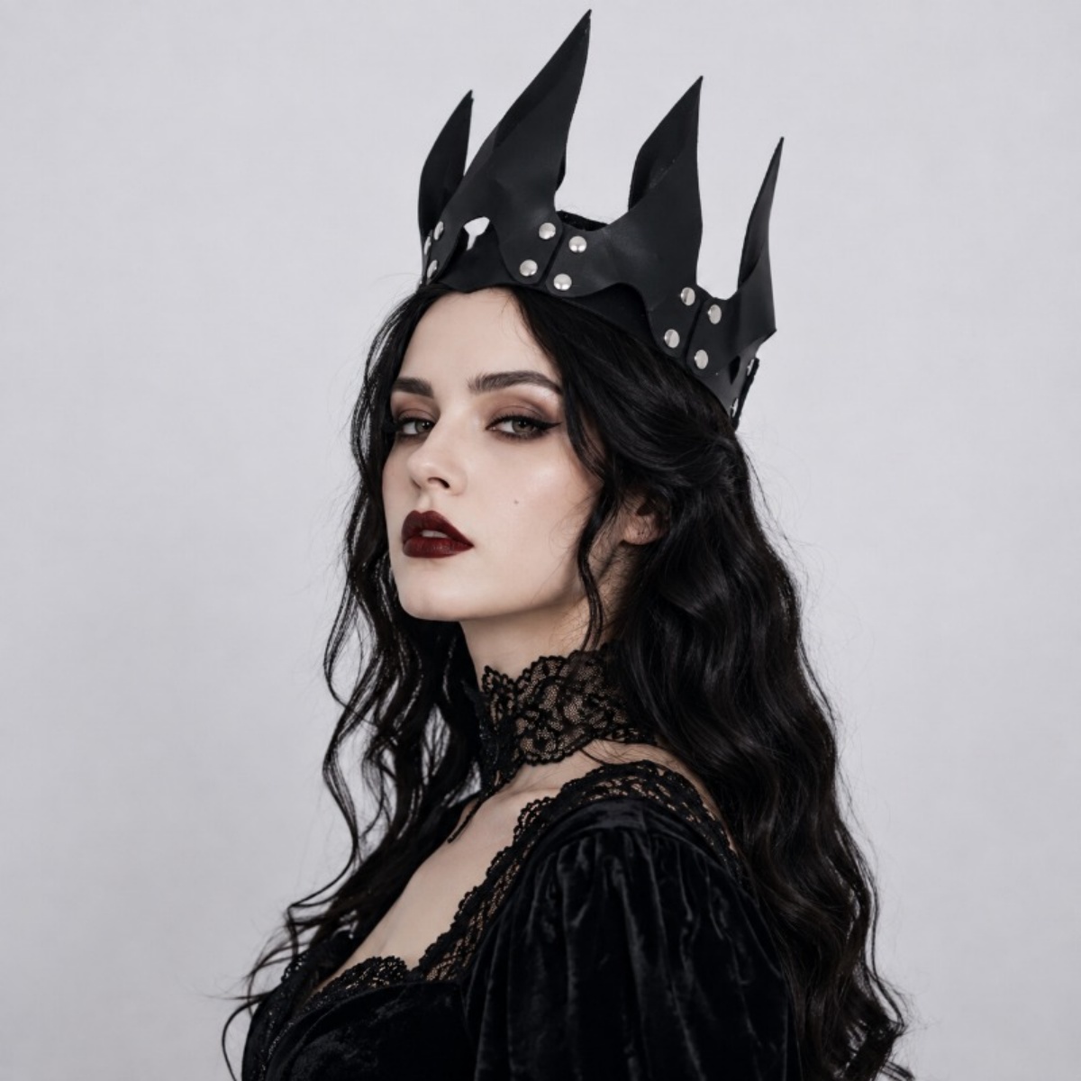 Costumes - เครื่องประดับศีรษะรูปมงกุฎเปลวไฟสำหรับผู้หญิงในเทศกาลฮาโลวีน, มงกุฎสำหรับชุดคอสตูมราชินีปีศาจสไตล์โกธิค, เหมาะสำหรับงานปาร์ตี้แต่งกายในธีมดาร์กพังก์และกิจกรรมสวมบทบาท